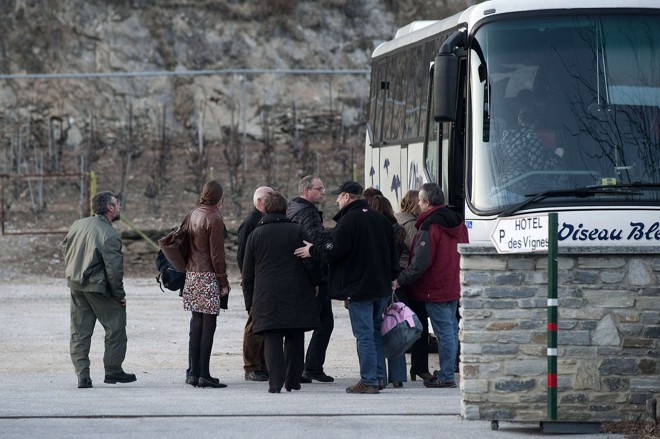 Familiares de crianças que estavam no ônibus acidentado embarcam para identificar os corpos | Sebastien Bozon/AFP Photo