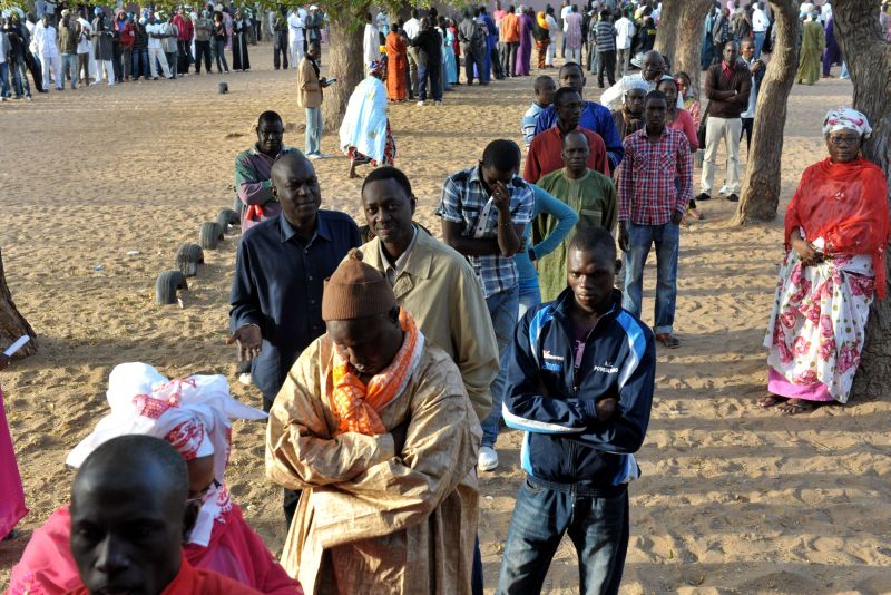 Senegalenses fazem fila para votar nas eleições deste domingo (25) | AFP / Syllou Diallo
