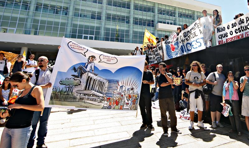 Professores e funcionários das universidades estaduais protestaram em frente ao Palácio Iguaçu, ontem: 90% da categoria aderiu à paralisação | Antônio More/ Gazeta do Povo
