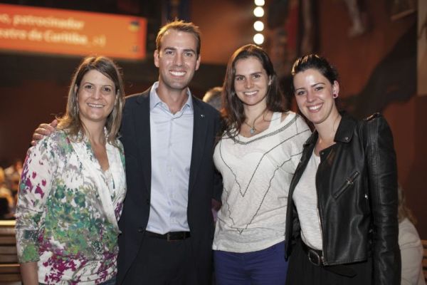 A presidente da Fundação Cultural de Curitiba, Roberta Storelli (à esq.), Tiago Castro, gerente de marketing e produtos da Nissan, Patrícia Medeiros e Camila Fernandes, do marketing da Spaipa, na festa de abertura do Festival de Curitiba. O evento, nesta terça, lotou o Memorial da Cidade, no Largo da Ordem | Daniel Isolani
