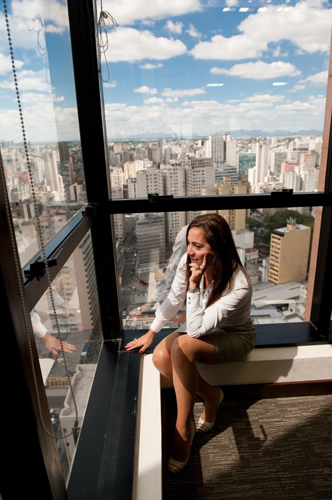 Laurita admira a cidade debaixo dos próprios pés |