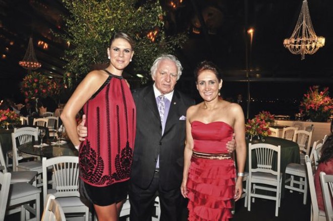 Juliana Modé (à esq.) e Maria Fernanda Braga, diretoras de marketing da Nutrilatina, com o presidente da Drogaria Iguatemi, José Leonardo Jorge, no jantar do Yachting Gala V, durante o Rio Boat Show, realizado no Rio de Janeiro nos dias 3 e 4 de março. O evento foi patrocinado pela empresa paranaense |