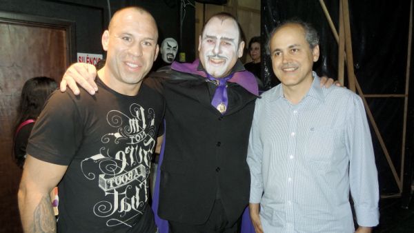 No último final de semana o lutador Wanderlei Silva (à esq.) e o pré-candidato do PDT à prefeitura de Curitiba, Gustavo Fruet, assistiram à peça A Casa do Terror, no Teatro Lala Schneider. Ao final do espetáculo, os dois foram recebidos nos bastidores pelo ator e diretor João Luiz Fiani, que faz o vampiro da casa | Assis Baptista‑