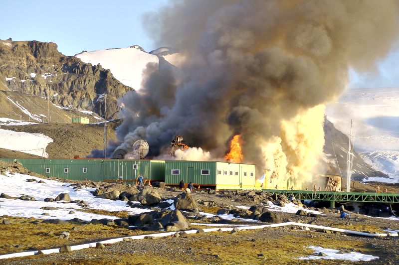 A tragédia que destruiu a base brasileira na Antártida completa hoje uma semana: pesquisadores querem opinar sobre a reconstrução da estação e rediscutir os objetivos do país no continente gelado | Divulgação/UFPR