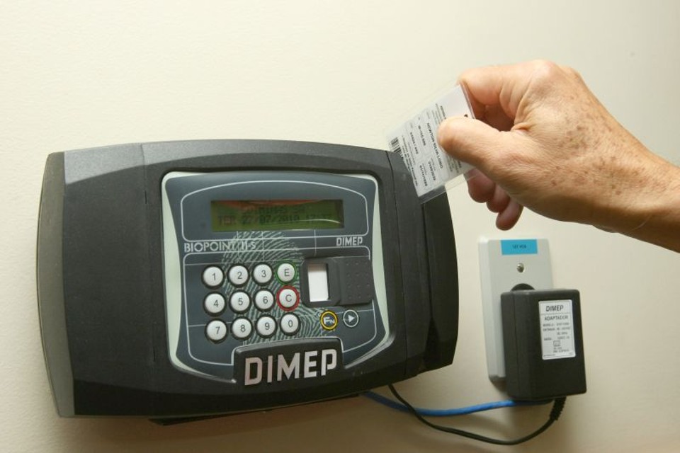 Máquinas de ponto eletrônico custam a partir de R$ 1,2 mil | Carlos Rhienck/Jornal Hoje em Dia