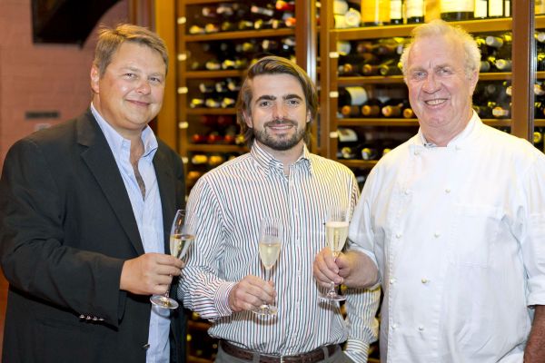O chef Arthur Saredi (à dir.), proprietário do Chalet Suisse, assinou o menu especial do jantar realizado quarta-feira para receber o francês Jean Jacques Dubourdieu (ao centro), filho do renomado enólogo Denis Dubourdieu. Jean Jacques veio a Curitiba a convite do empresário Pedro Corrêa de Oliveira (à esq.), diretor da importadora Porto a Porto, para apresentar as novas safras de seus vinhos, produzidos na região de Bordeaux | Diego Pisante