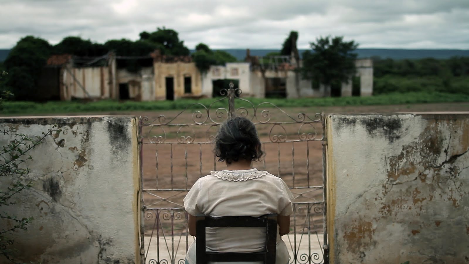 "Mãe e filha" conta a história de uma mulher que viaja para o interior para entregar o filho morto à avó | Divulgação