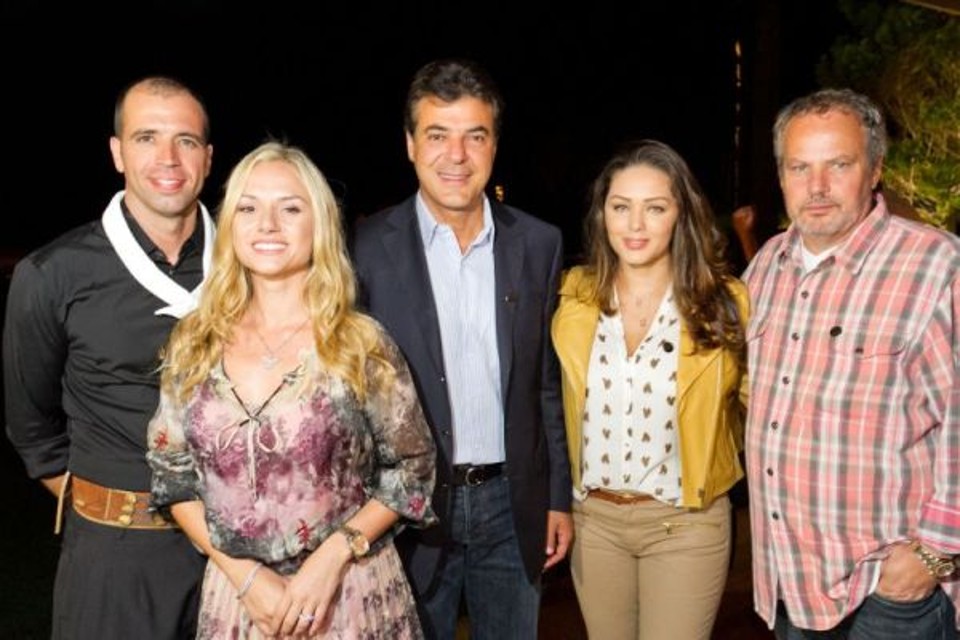 O governador Beto Richa prestigiou o coquetel e o leilão de cavalos da raça Crioulo em comemoração aos 25 anos da Estância São Rafael, no último sábado. Na foto, Beto com o anfitrião Mariano Lemanski (à esq.), sua mulher, a DJ Bibba Pacheco, e o casal Tânia Mara e Jayme Monjardim | Naideron Jr.