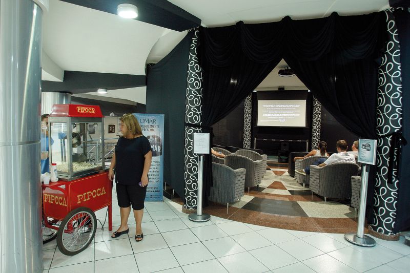 Inaugurado na semana passada, projeto Cine Omar teve de realizar sessões extras para atender à demanda de público que foi assistir ao clássico Casablanca | Hugo Harada/Gazeta do Povo