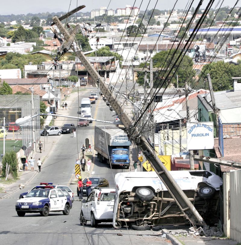 Mulher morreu eletrocutado após acidente que derrubou poste em Curitiba | Gerson Klaina/Tribuna do Paraná