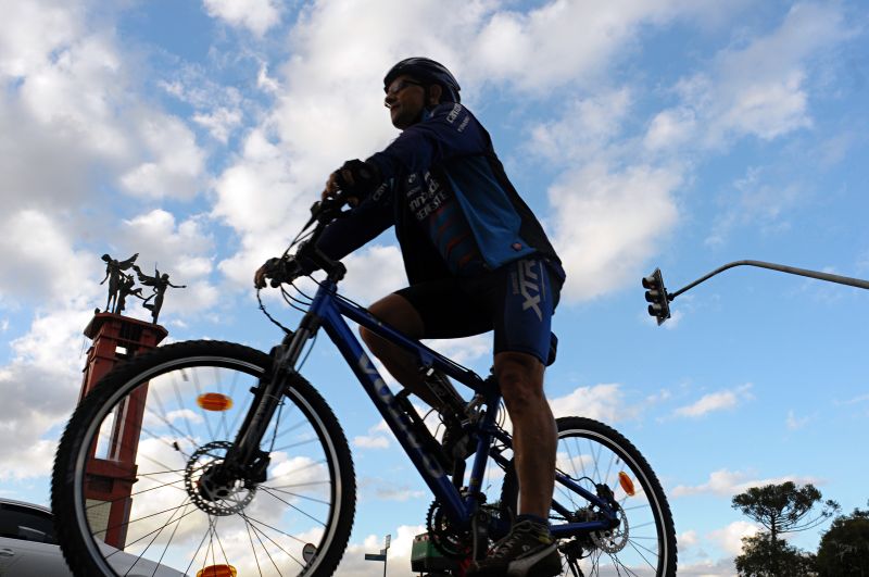 Burg prefere pedalar para conhecer melhor os lugares, enquanto faz o trajeto de casa ao trabalho | Daniel Castellano/ Gazeta do Povo