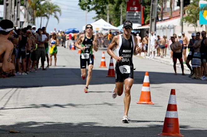 Completo: 1.500 metros de natação, 40 km de ciclismo e 10 km de corrida e Diogo Sclebin (ao fundo) superou Cavanha (à frente) | Aniele Nascimento/Gazeta do Povo