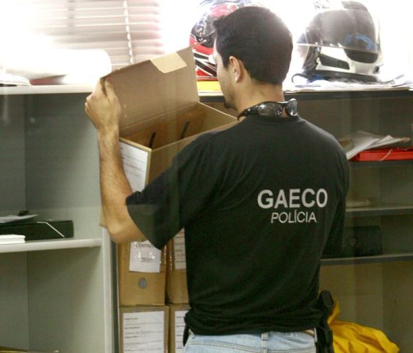 Agente do Gaeco vasculha documentos na Operação Antissepsia | Roberto Custódio/Jornal de Londrina