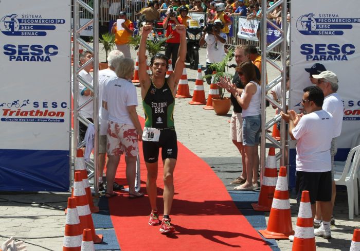 Diogo Sclebin venceu a prova masculina do Sesc Triathlon Caiobá com tempo de 1h51min03seg | Aniele Nascimento / Gazeta do Povo