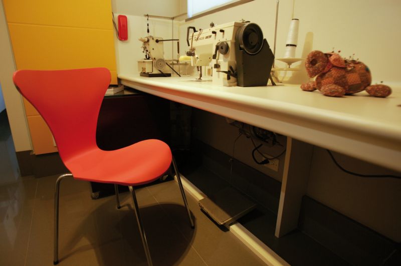 No projeto de Calina Mussi, a dependência de empregada virou um ateliê de costura | Henry Milléo/ Gazeta do Povo