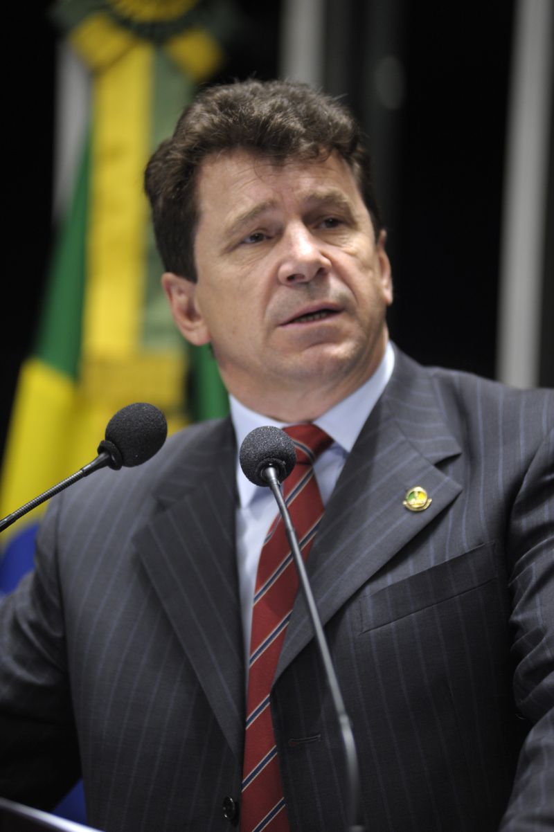 O político no Brasil é muito mal remunerado porque tem que atender com passagem, dar remédio, é convidado para ser patrono de formatura.Ivo Cassol(PP-RO), senador | Pedro França/Ag. Senado