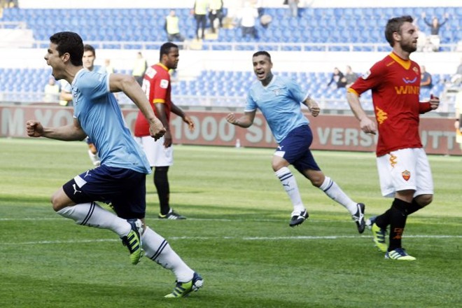 Hernanes comemora o gol que garantiu a vitória da Lazio sobre a Roma |