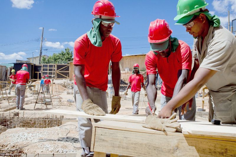 Após entrarem ilegalmente no Brasil através do Acre, muitos haitianos migraram para estados como Minas Gerais onde trabalham em construção civil | Pedro Silveira/Agência O Globo