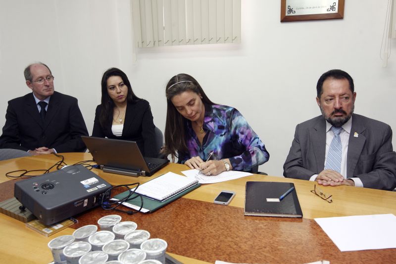 Ana Amélia Cunha Pereira Filizola assina a ata da reunião que marca sua posse como presidente do Sindejor Paraná | Felipe Rosa/ Gazeta do Povo