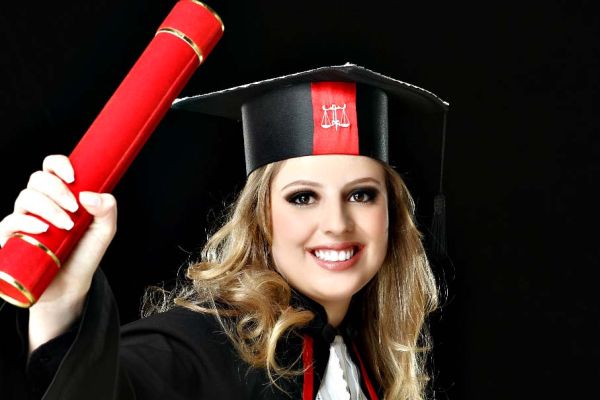 PARABÉNS PARA ANA CAROLINA - A jovem Ana Carolina de Camargo Cléve comemorando dupla conquista: além de graduar-se em Direito pela UniBrasil, foi aprovada no último exame da OAB/PR, enquanto ainda cursava a faculdade, colando grau já como advogada. Filha do ilustre constitucionalista Clèmerson Merlin Clève, também escritor e presidente da UniBrasil, Ana Carolina é neta do desembargador Joerling Cordeiro Clève, historiador e membro da Academia Paranaense de Letras |