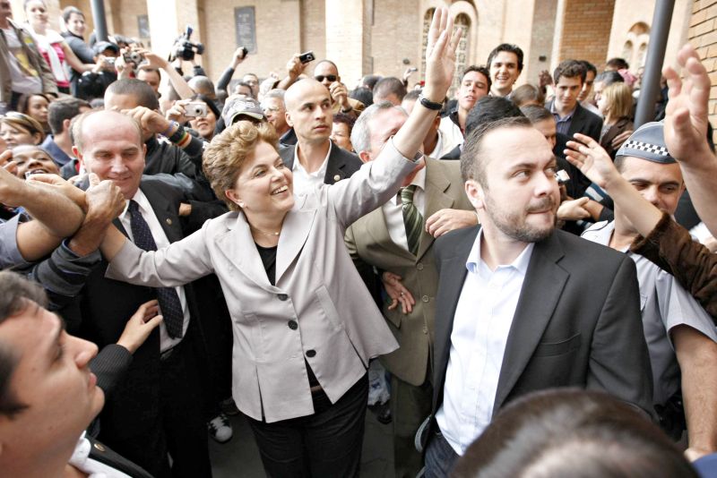 Anderson Dorneles com Dilma na época da campanha, em 2010: proximidade de quase duas décadas | Joel Silva/Folhapress