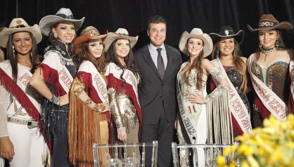 No Dia da Mulher, Beto Richa não poderia estar em melhor companhia: rodeado pela rainha e princesas da ExpoLondrina 2012, organizada pela Sociedade Rural do Paraná, em jantar na noite de quinta-feira que contou com 1.800 participantes, o gvernador estava acompanhado também por secretários estaduais, deputados estaduais e federais e o senador Sérgio Souza, para discutir o projeto de lei que tramita na Assembleia Legislativa do Paraná e que institui a ExpoLondrina como a feira agropecuária oficial do Paraná | Jonathan Campos / Gazeta do Povo