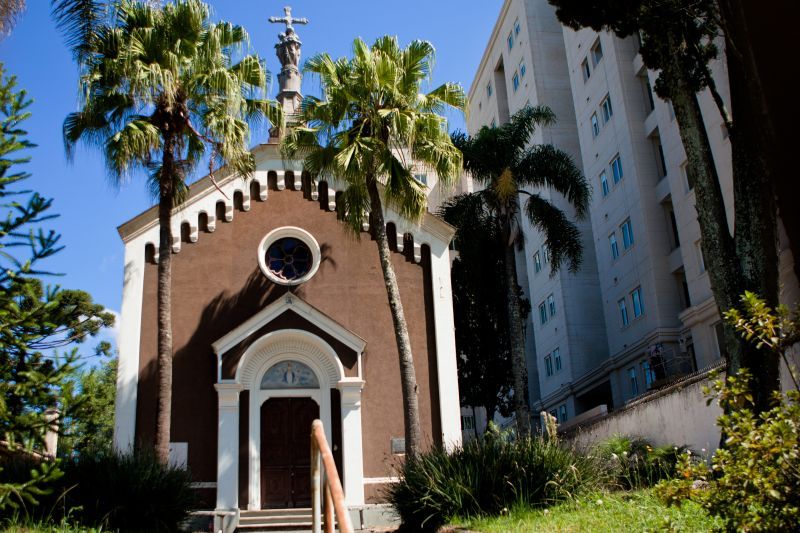 Lugar abrigou população que rezava as novenas das quartas-feiras, na Av. João Gualberto | Henry Milléo/ Gazeta do Povo