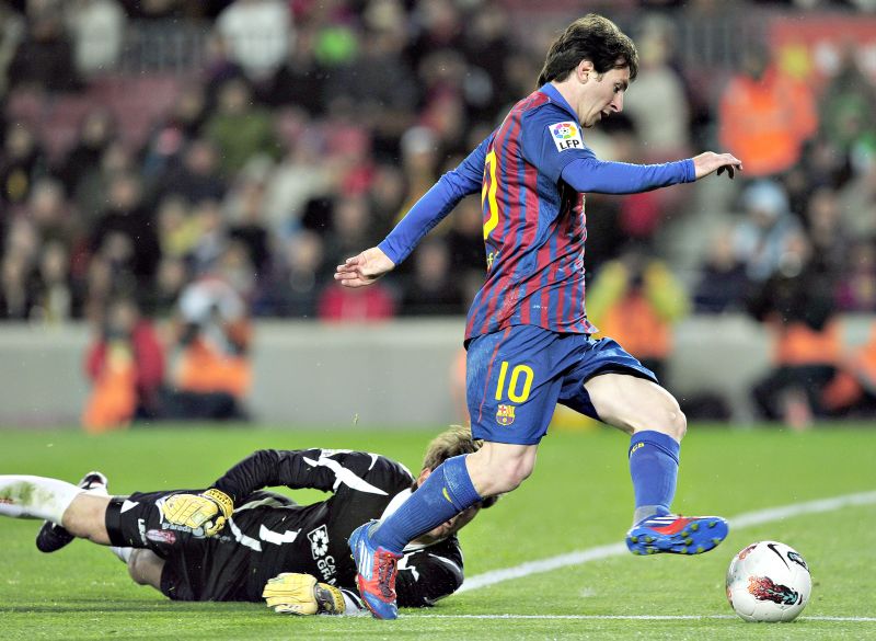 Lionel Messi dribla o goleiro para marcar o terceiro gol dele na goleada sobre o Granada: outra atuação incontestável do melhor do mundo | Josep Lago/ AFP