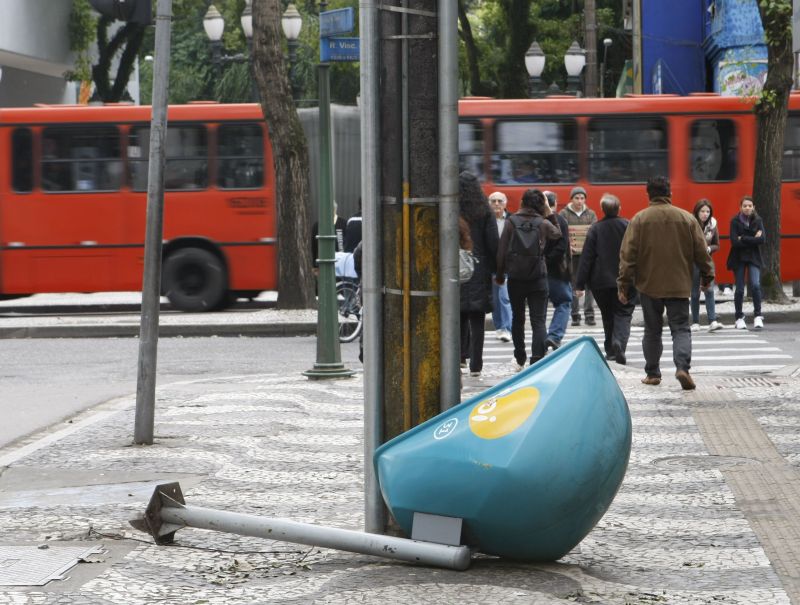 Vandalismo no Centro de Curitiba: conserto custa cerca de R$ 70 por telefone | Aniele Nascimento/Gazeta do Povo