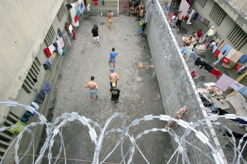 Vistoria em minipresídio em Ponta Grossa constatou superlotação e a falta de condições de higiene aos presos: existiam 513 presos onde cabem apenas 172 | Josué Teixeira / Gazeta do Povo