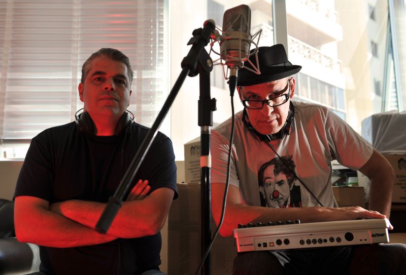 Samuel Lago e Rodrigo Barros, produtores do programa semanal Radiocaos: opção por bom-humor e conteúdo popular | Marcelo Andrade/Gazeta do Povo