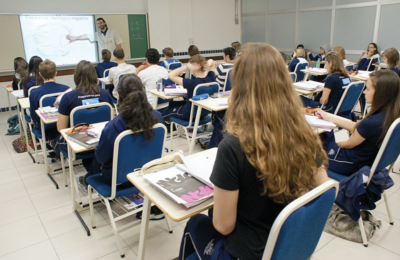 Aula em escola de ensino médio de Curitiba: na capital e região metropolitana, mensalidades subiram 8,73% em fevereiro | Marco André Lima/ Gazeta do Povo