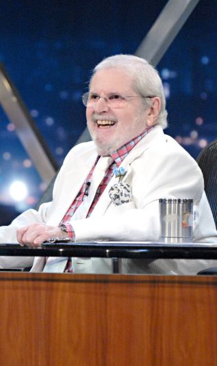 O humorista, apresentador, diretor e escritor Jô Soares em sua bancada no Programa do Jô | Globo Imprensa/Divulgação