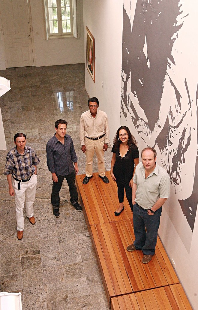 Guido Viaro (à dir.), neto do pintor, com Daiani Faraj, Cícero da Silva, Anderson Zabrocki e Andrey Luna Giron: equipe reduzida e criativa tem movimentado o espaço com projetos e ideias |