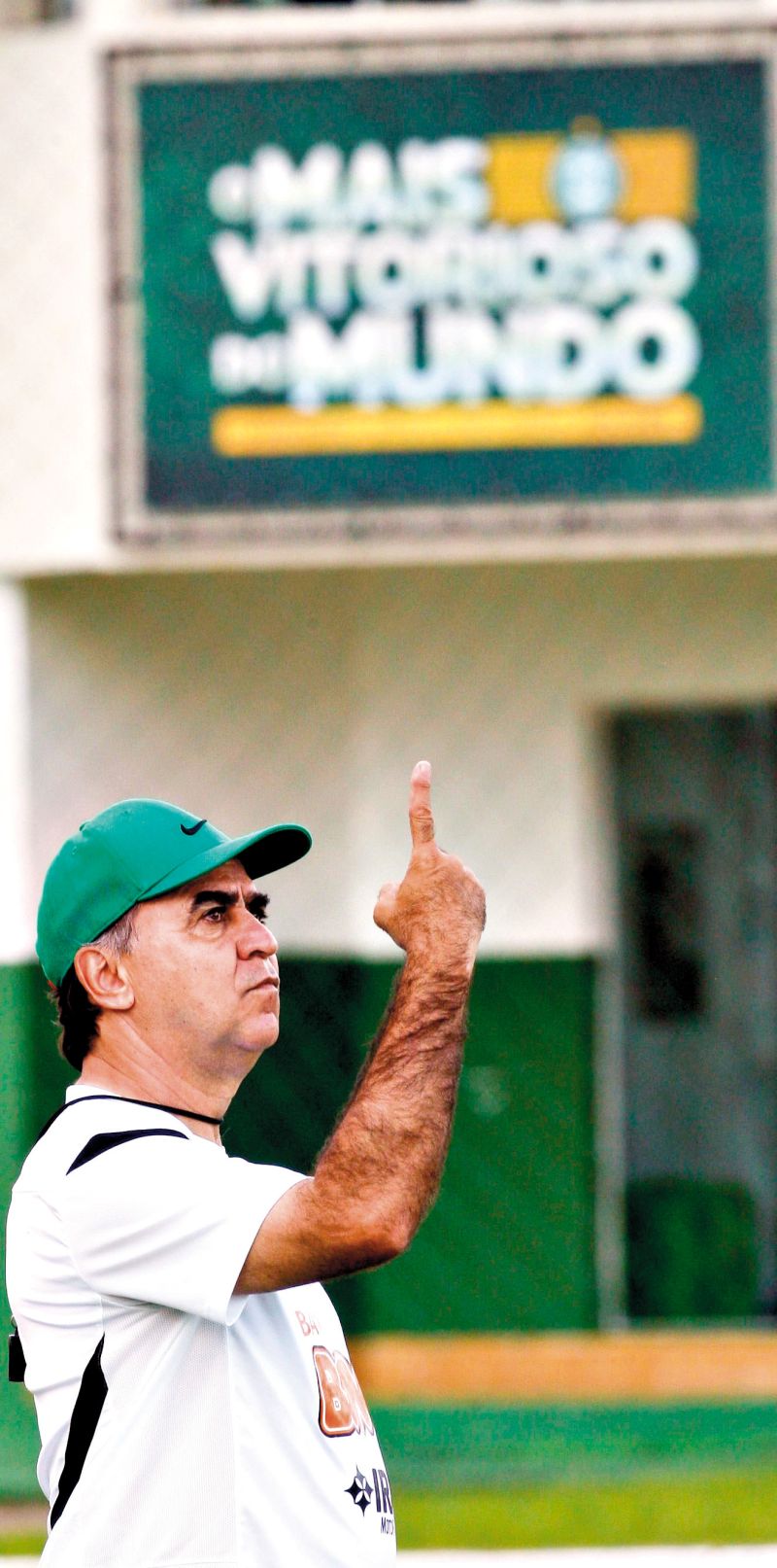 Marcelo Oliveira, técnico alviverde, pede para os poucos torcedores no Ecoestádio não vaiarem o time durante o jogo | Daniel Castellano/ Gazeta do Povo