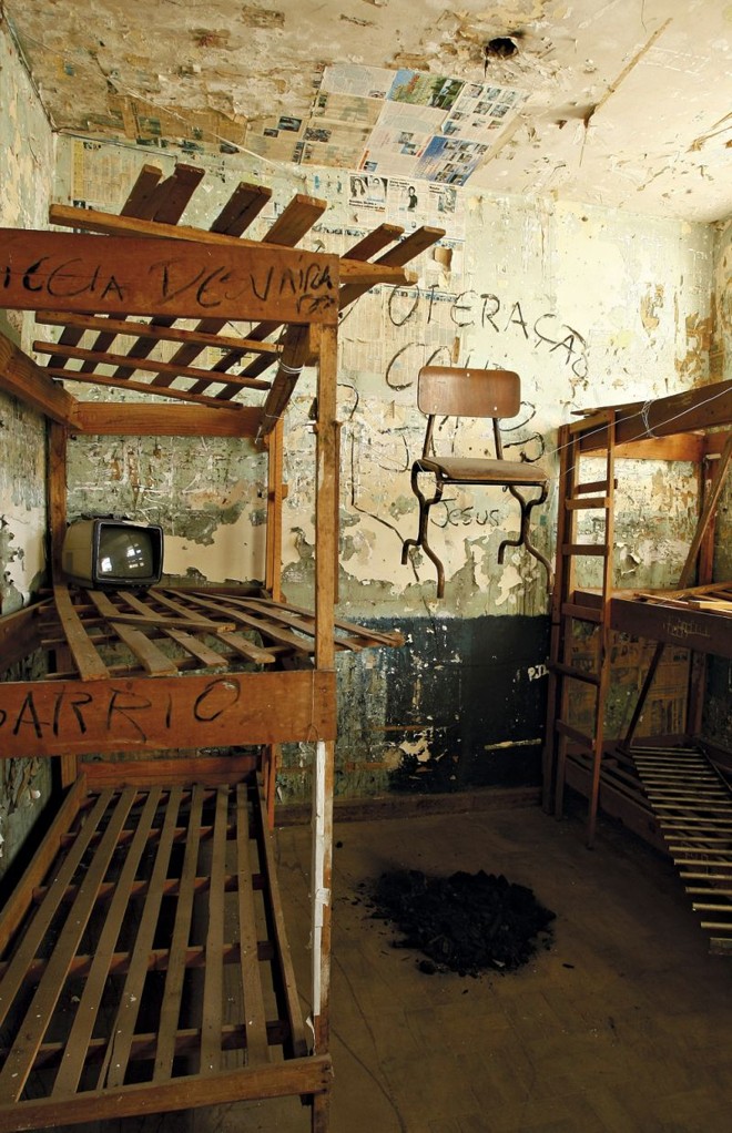 Três celas foram transformadas em cenários com objetos da própria prisão |