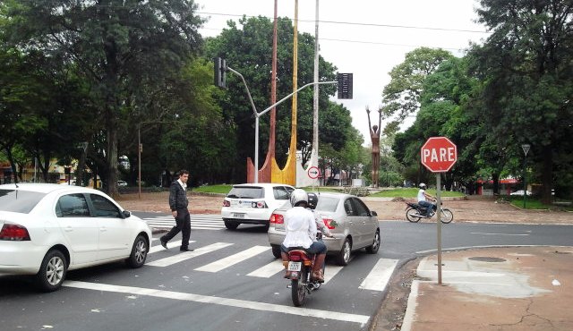 Equipamentos já foram instalados na praça e serão ligados na madrugada de 24 de março | Fábio Guillen / Gazeta Maringá