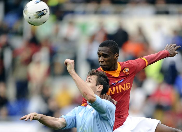 Zagueiro Juan divide bola com o alemão Klose: brasileiro da Roma foi alvo de racismo da torcida da Lazio | AFP