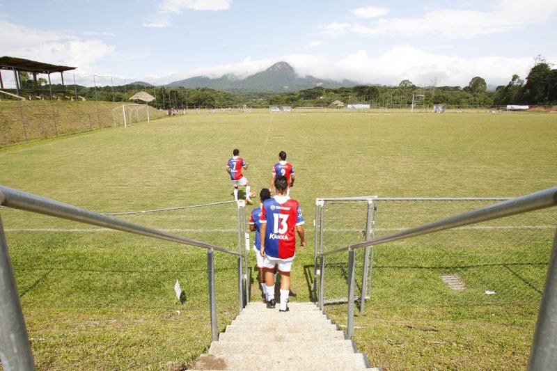 Jovens das categorias de base tiveram de lidar com a falta de estrutura, que acarretou baixo rendimento escolar e nos gramados | Daniel Castellano/ Gazeta do Povo