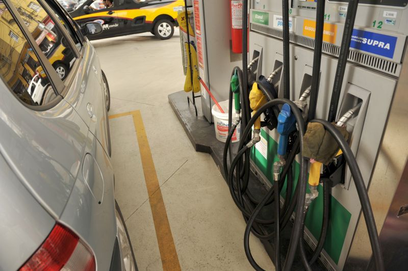 Governo vem resistindo a aumentar combustíveis por medo de pressão inflacionária, mas IPCA acumulado vem caindo | Marcelo Andrade/Gazeta do Povo