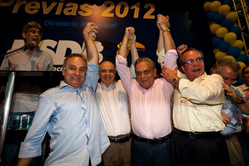 Da esquerda para direita: Ricardo Tripoli; José Serra; o presidente nacional do PSDB, Sérgio Guerra; e José Aníbal. PSDB, ao reunir os três pré-candidatos junto ao presidente da legenda, quis demonstar a unidade dos tucanos após as prévias internas | Eduardo Anizell/Folhapress