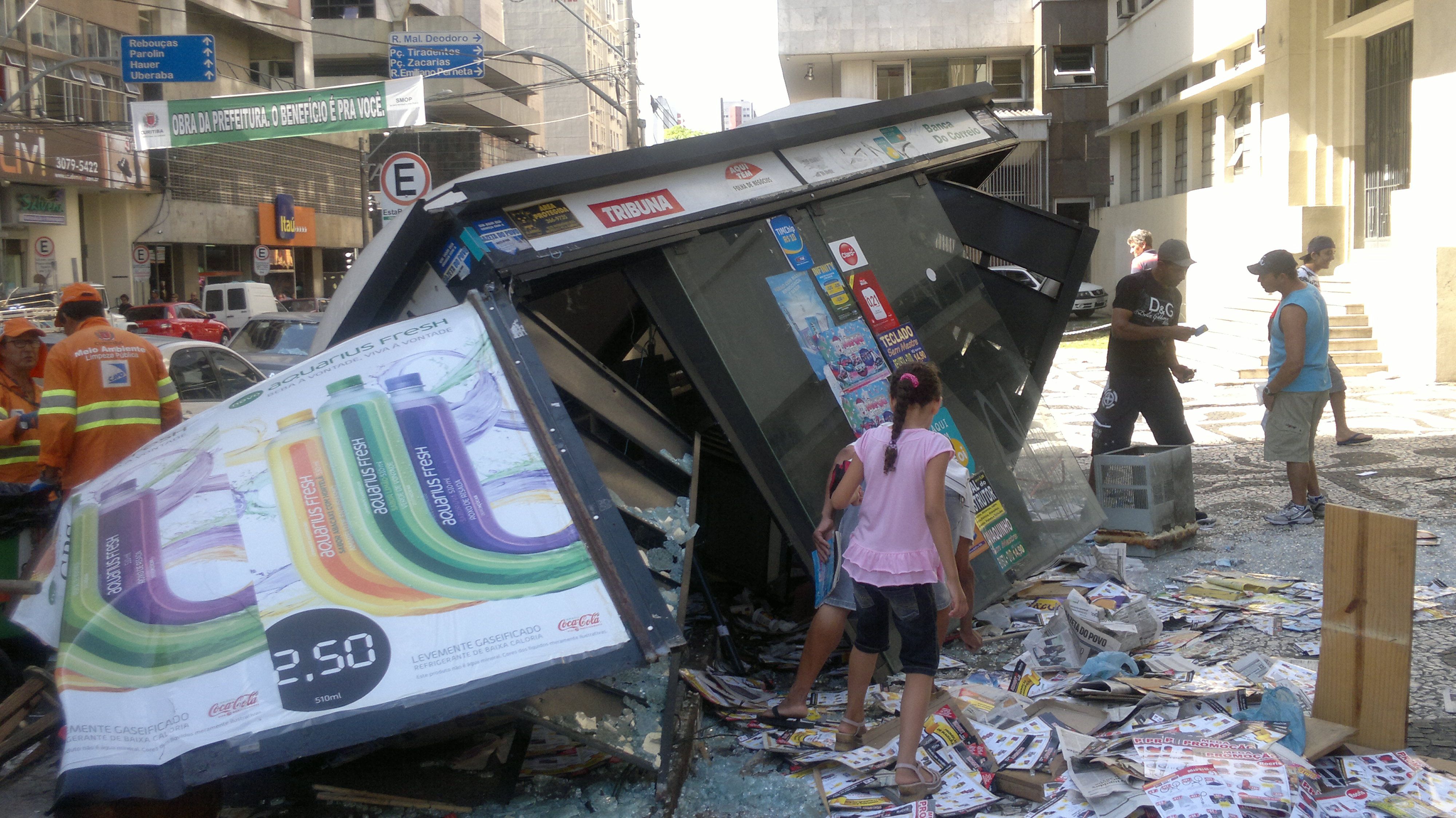 Carro atinge banca de revista que em seguida é saqueada pela população | Diego Ribeiro