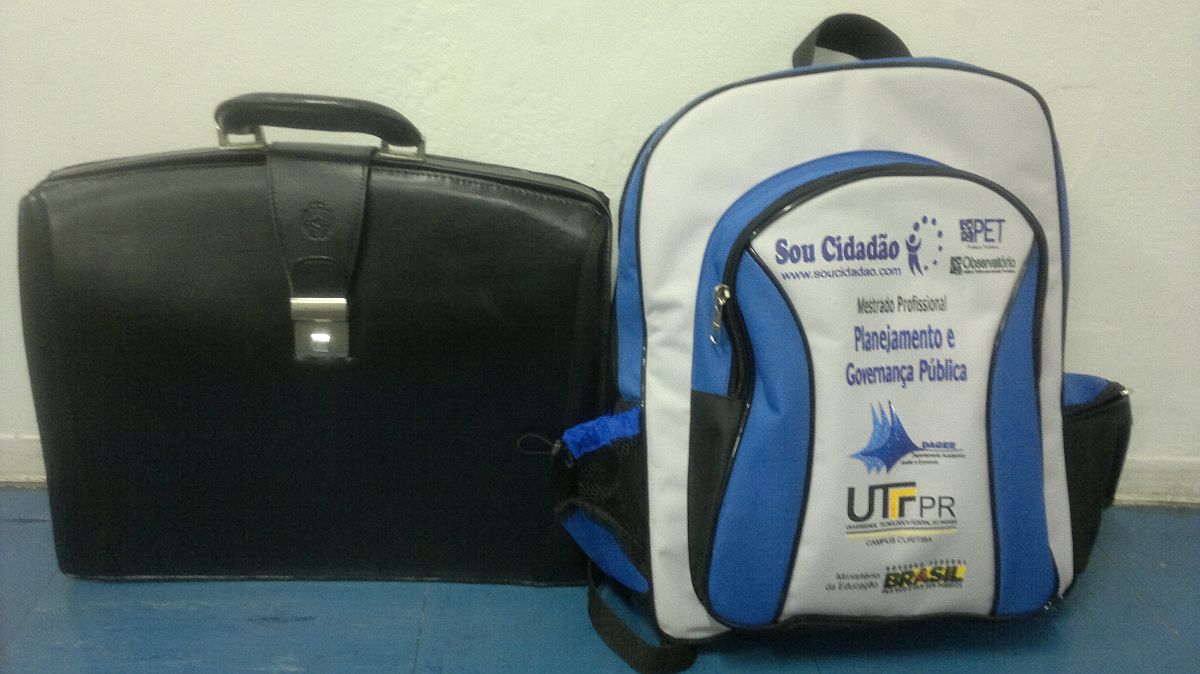 Uma pasta e uma mochila com documentos do senador Sérgio Souza (PMDB) foram encontradas em uma rua de São José dos Pinhais | Heliberton Cesca / Gazeta do Povo