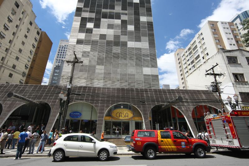 Edifício Center Everest apresentou rachaduras na laje | Aniele Nascimento / Agencia de Noticias Gazeta do Povo