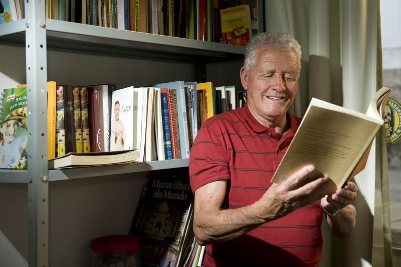 Leio por um monte de gente. Tenho muito orgulho de ser reconhecido como leitor. Quando o livro é bom, fico triste na hora em que está acabando. - João Ênio Miler, aposentado | Marcelo Andrade/ Gazeta do Povo