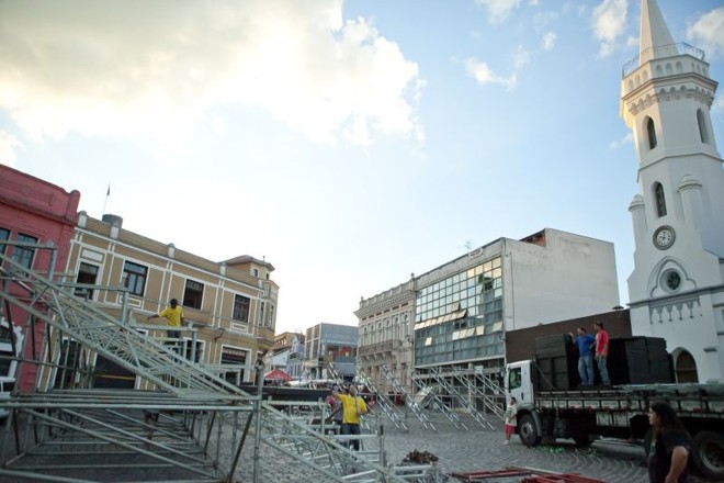 O Largo da Ordem sendo preparado para as duas apresentações de Los Pájaros Muertos: exigência por um cenário