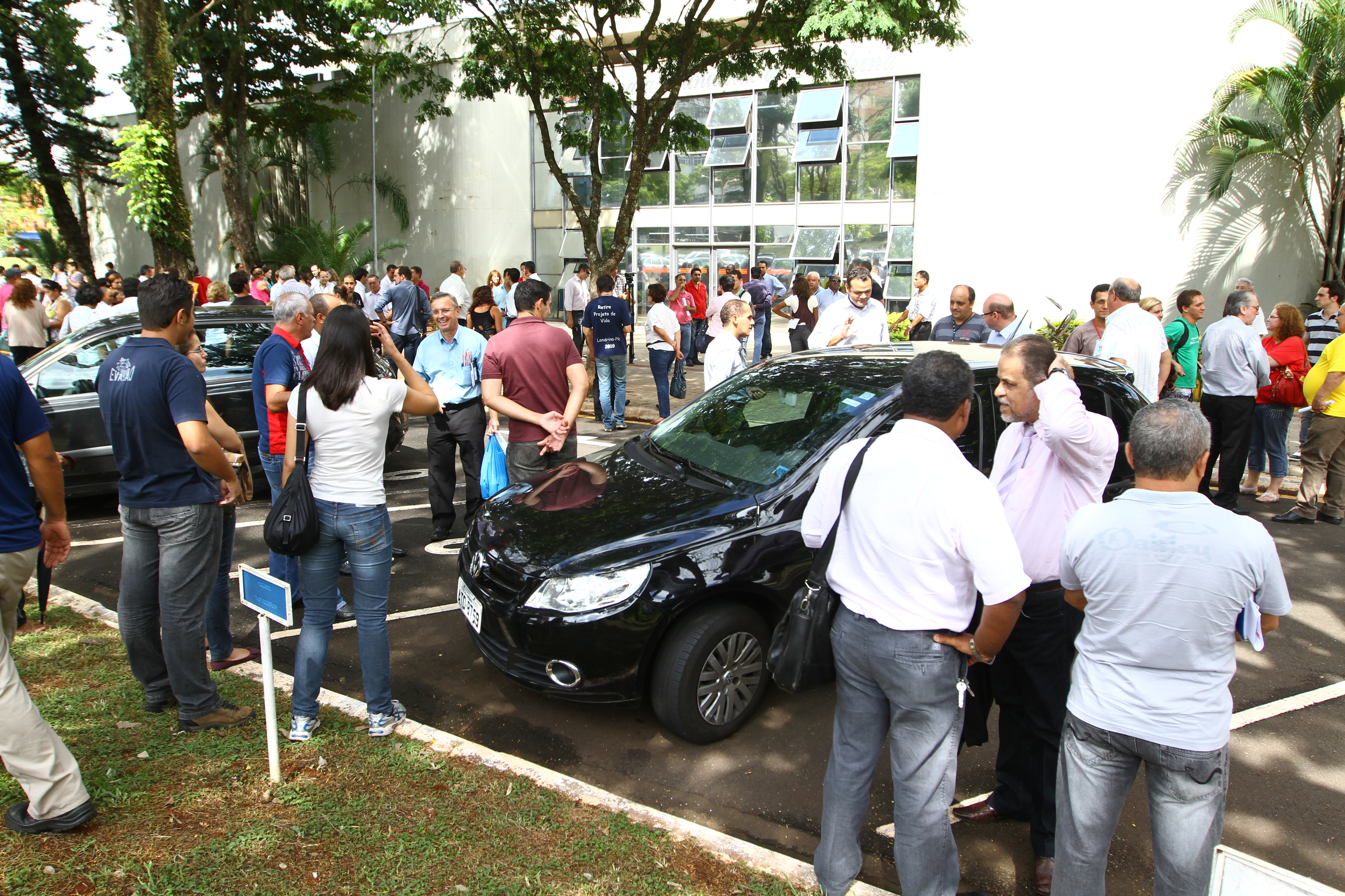 Funcionários evacuaram o prédio para que a PM realizasse uma varredura | Roberto Custódio / Jornal de Londrina
