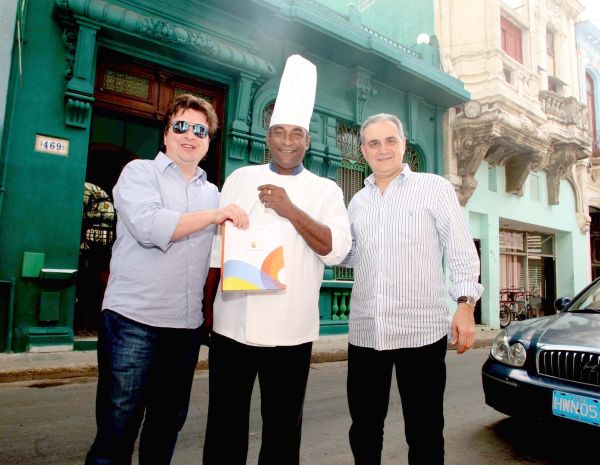 Os empresários curitibanos Veríssimo Cubas (à esq.) e Alceu Vezozzo Filho (à dir.) presentearam o chef cubano Carlos Cristobal Marquez com um kit de O Boticário, após o almoço no restaurante dele, o Paladar San Cristobal, em Havana Vieja. Os dois estiveram em Cuba, na última semana de fevereiro, com um grupo de amigos de Curitiba para participar da 14ª edição do Festival Internacional do Charuto Cubano, ao qual eles comparecem desde a primeira edição | Jader da Rocha