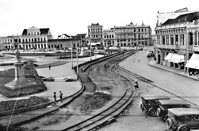 Praça Tiradentes em 1934, com obras para a instalação da Estação de bondes de onde partiriam os mesmos para os mais diversos bairros da cidade |