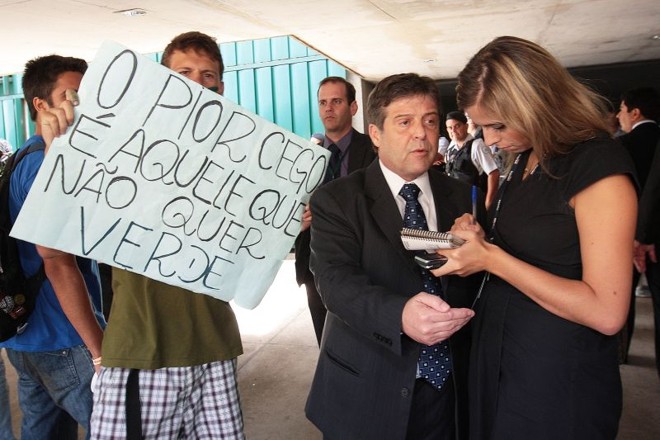 Ribeiro em meio a protesto: ministro contrariou orientação do Planalto |